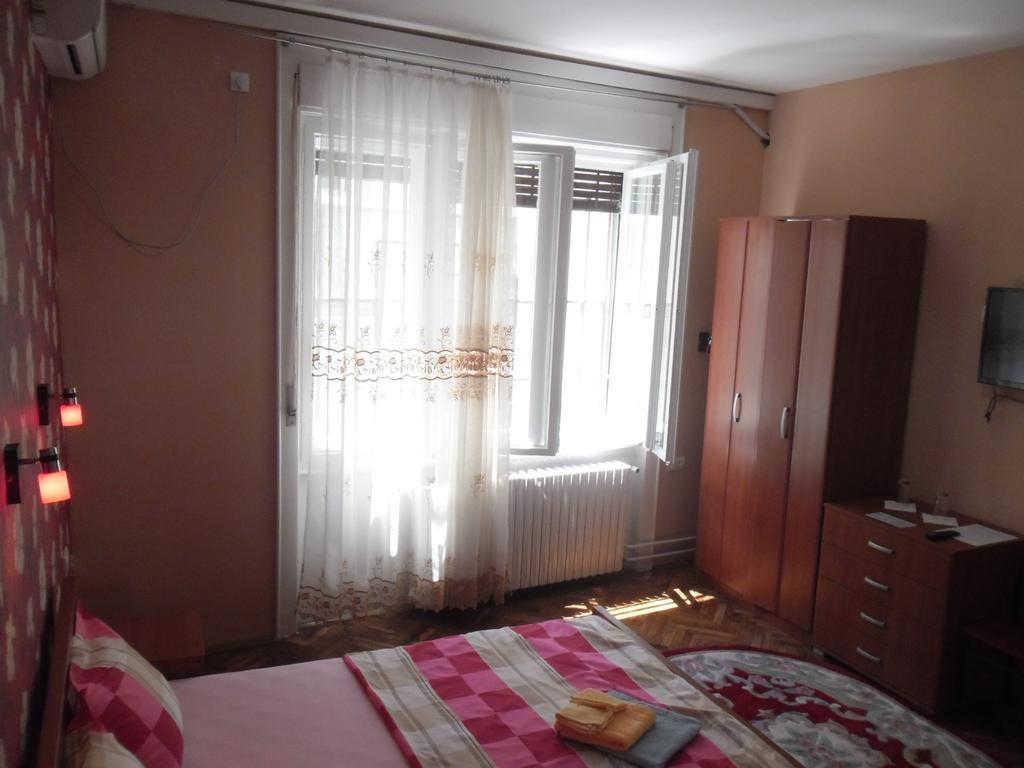 Family Top Rooms Bela Lada Sobe Novi Sad Ruang foto