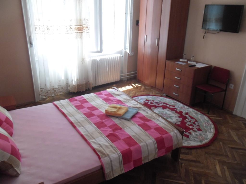 Family Top Rooms Bela Lada Sobe Novi Sad Ruang foto